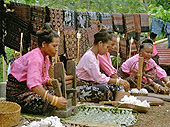 Indonesien - Insel Flores Rundreise durch Flores Maumere - Ikat Weben - Vulkan Kelimutu - Bajawa - Bena - Ruteng - Labuan Bajo und Komodos auf Rinca Island Dezember 2001