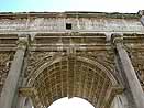 Rom Man betritt das Forum Romanum beim Arco die Settimio Severo, einem gro&szlig;en Bogen, der 203 aus Anlass des 10ten Regierungsjahres von Kaiser Septimius Severus errichtet wurde