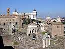 Altes Rom - Forum Romanum. Blick auf das Arco di Settimio Severo und die 3 S&auml;ulen des Tempio di Castore e Polluce. Im Hintergrund erhebt sich das Monumento a Vittorio Emannuelle auf der Piazza Venezia