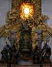 Hinter dem Hochaltar steht Berninis Cathedra Petri (1656-65), ein Altaraufbau in Form eines Bronzethrons. Er dient als Schrein f&uuml;r einen h&ouml;lzernen Sitz, der lange Zeit als Bischofsstuhl des Petrus galt