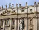 Petersdom. Auf dem Dachgesims stehen die Statuen von Christus, Johannes dem T&auml;ufer und elf Aposteln - es fehlt nur Petrus. An der Fassade des Petersdoms befindet sich in der mitte ein Balkon von dem aus der Pabst sich nach seiner Wahl erstmals der Menge zeigt, Heiligsprechungen bekannt gibt und den Segen 'Urbi et Orbi' spendet.