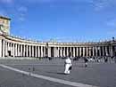 Die Piazza San Pietro wird von zweien in Form eines Halbkreises angeordneten riesigen Kolonnaden ges&auml;umt. Die Kolonnaden bestehen aus je viel S&auml;ulenreihen mit insgesamt 284 S&auml;ulen und tragen die Standbilder von 140 Heiligen