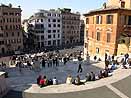 Via Condotti die eleganteste Einkaufsmeile Roms. Rom die spanische Treppe auf der Piazza di Spagna. Der wundervolle Platz beherrscht das eleganteste Gesch&auml;ftsviertel in Rom die weltbekannte Spanische Treppe mit der Kirche Trinita dei Monti