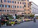 Rom Campo de Fiori Blumenfeld  Obst- Blumen- und Lebensmittelst&auml;nde Markt Kulisse typisch r&ouml;mische Pal&auml;ste und H&auml;user Palazzo Altemps in Rom Museum