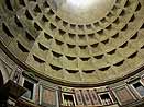 Das Pantheon in Rom ein antikes Bauwerk in Rom, Die Kuppel des Pantheons, deren Wand nach oben hin immer d&uuml;nner und leichter wird, ist ein Meisterwerk r&ouml;mischer Ingenieurkunst. Das Pantheon in Rom.