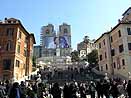 Rom die spanische Treppe auf der Piazza di Spagna. Der wundervolle Platz beherrscht das eleganteste Gesch&auml;ftsviertel in Rom die weltbekannte Spanische Treppe mit der Kirche Trinita dei Monti