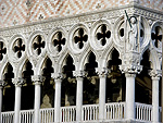 Venedig - Palazzo Ducale. Galerien und luftige Arkaden st&uuml;tzen das Obergeschoss.