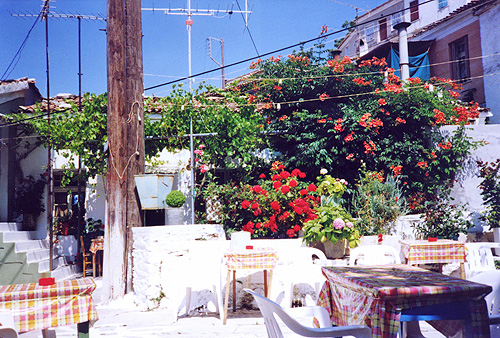 Eine Taverne in einem Bergdorf auf Samos