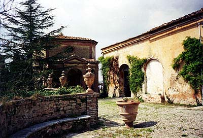 Villa Catignano mit einer kleinen Kapelle im Garten