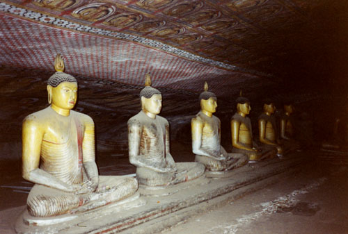 Buddhastatuen in Dambulla Höhlentempel