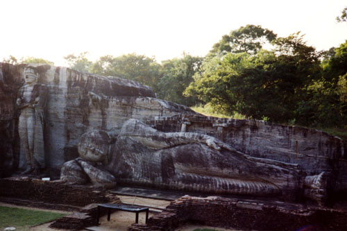 Liegende Buddhastatue in Polonnaruwa
