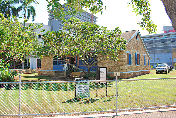 Darwin - Lyons Cottage ist ein 1925 erbautes steinernes Bungalow welches  für Mitarbeiter der British-Australian Telegraph Company erbaut wurde. Es befindet sich gegenüber dem Old Admiralty House und beherbergt heute ein kleines Heimatmuseum, das die Geschichte des Northern Territory zeigt.