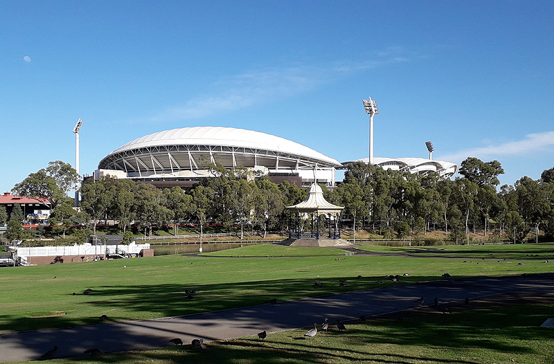 Adelaide Oval befindet sich zwischen dem Stadtzentrum und North Adelaide. Es ist ein Sportstadium vor allem für Kricket und Australian Football