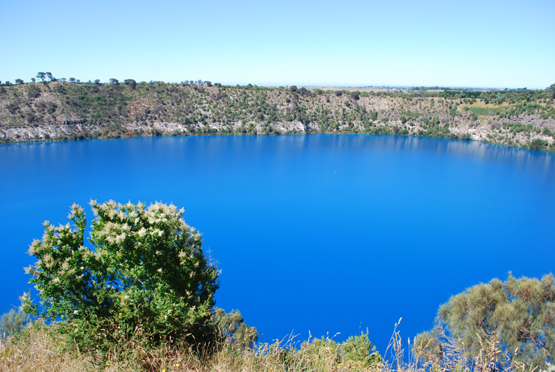 Mount Gambier - Blue Lake ist ein Vulkansee der eine unberschreiblich schöne leuchtende Blau-Farbe hat. Angeblich in den Australischen Wintermonaten ist es ehe grau.
