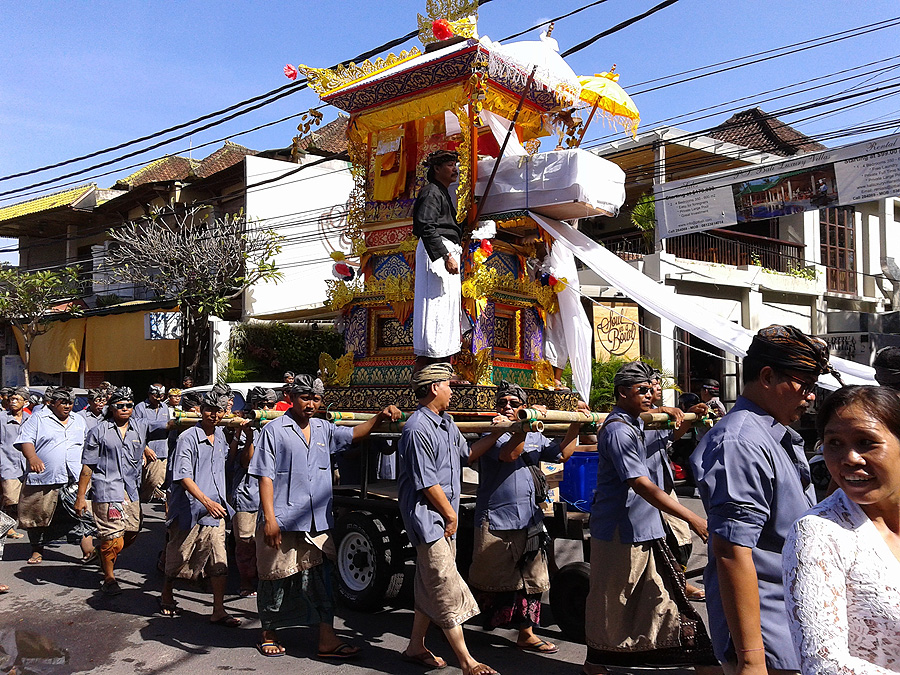 Bali Bestattungszeremonie - Auf der Hauptstraße  in Sanur eine Prozession zur Totenverbrennung