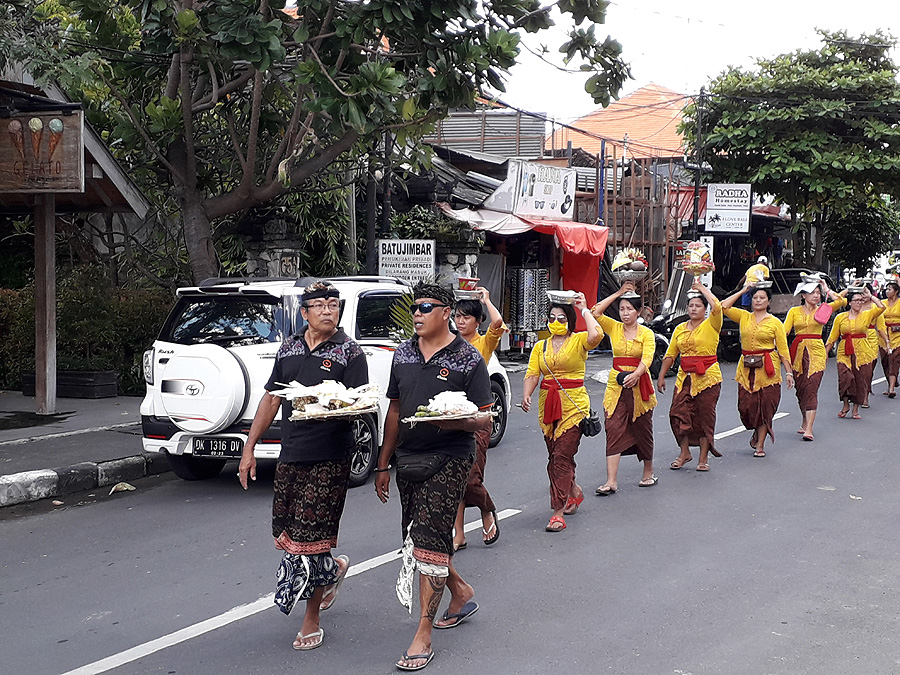 Bali Sanur - Prozession zur Bestattung