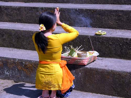 Zeremonien und Opfergaben bestimmen das Leben der Balinesen