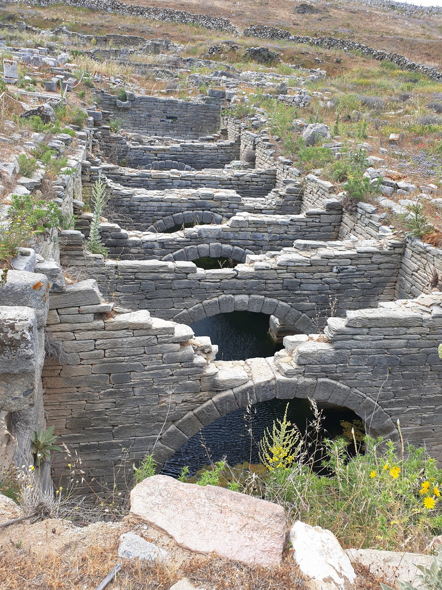 Ausgrabungsstätte auf Delos. Die Theater-Zisterne