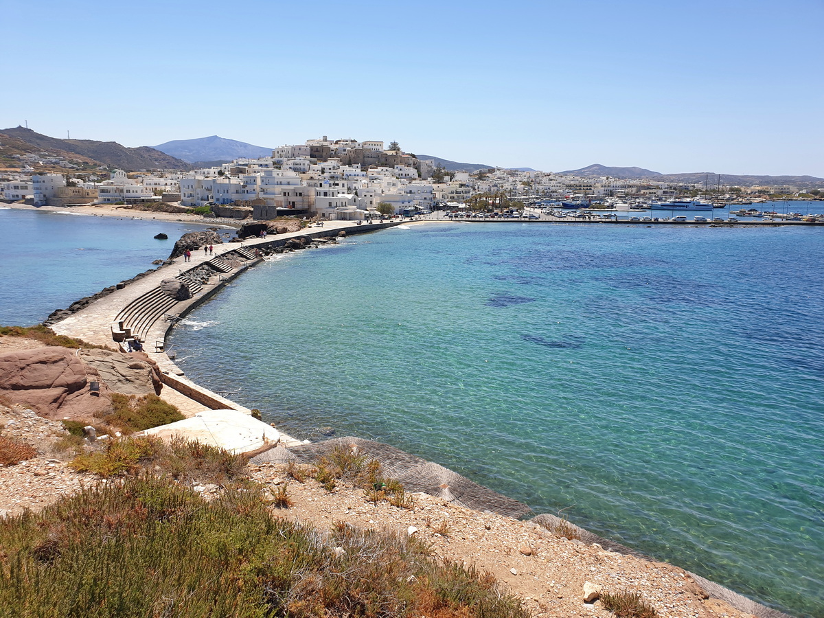 Das Tempeltor (Portara) steht auf einem Felsinselchen, das durch einen Damm mit dem Hafen von Naxos Chora verbunden ist