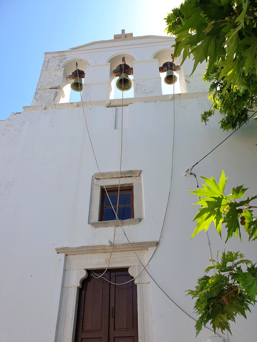 Die weiße Kirche Panagia Protothronos im Dorf Chalki im Inneren der Insel Naxos