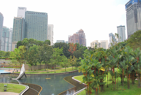Kuala Lumpur. Die Gärten im 20-ha grosse KLCC Park wurden von dem Brasilianischen Landschaftskünstler Roberto Burle Marx entworfen.
