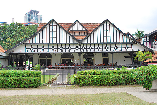Royal Selangor Club, in einem Gebäude im Tudor-stil aus dem Jahr 1884