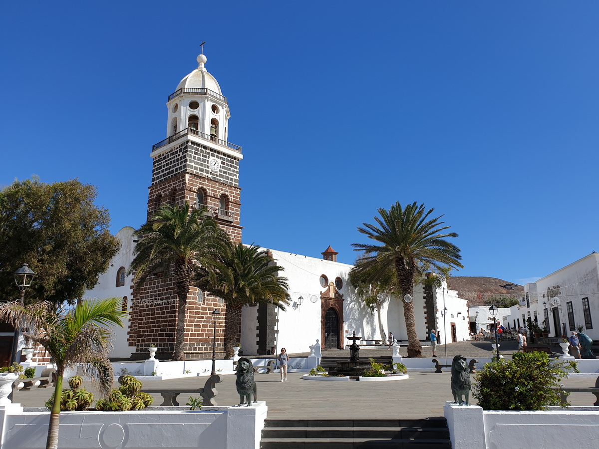 Teguise. Plaza de la Constituciõn mit der Pfarrkirche Iglesia de Nuestra Seńora de Guadalupe