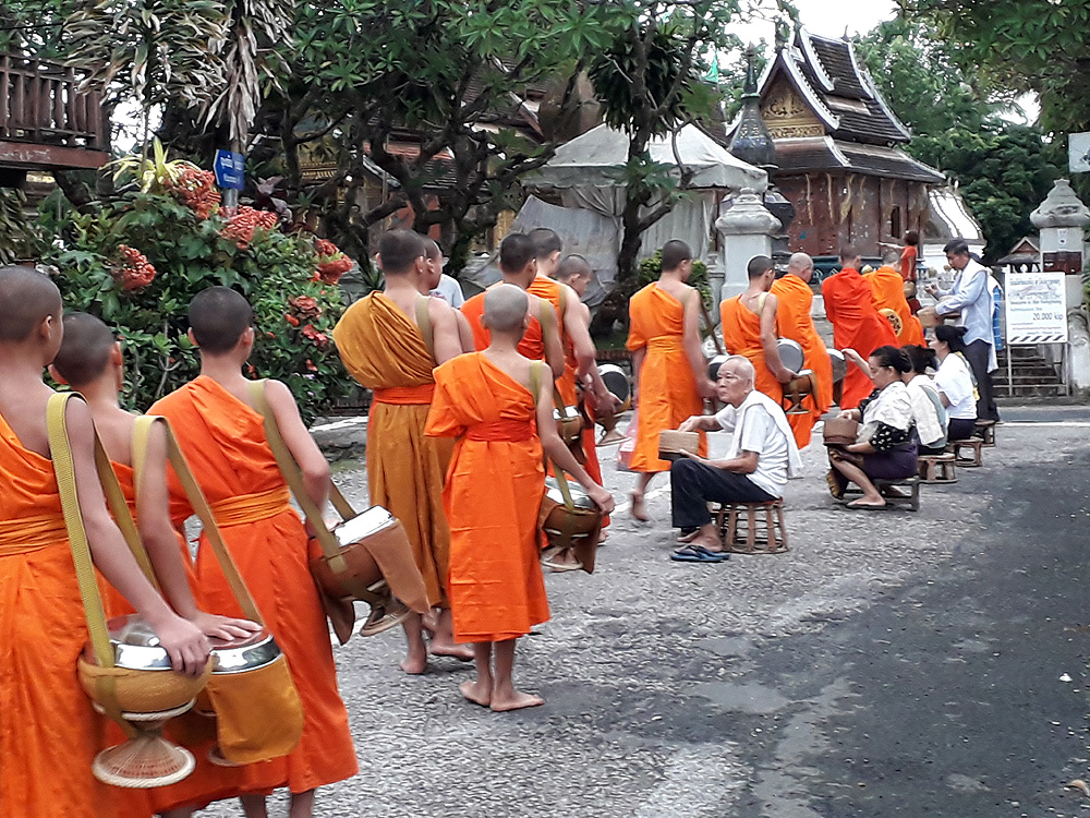 Tak Bat: Almosengang der Mönche in Luang Prabang