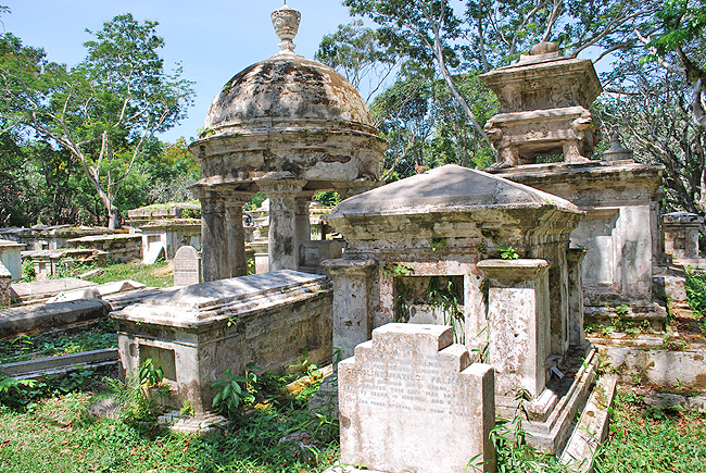 Christian Cementery in Georgetown. Friedhof mit Gräbern von Penang Pionieren ab Jahr 1790 unterteilt in eine Katholischen und Protestantischen Bereich 