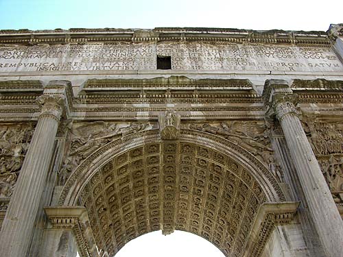Rom Man betritt das Forum Romanum beim Arco die Settimio Severo, einem großen Bogen, der 203 aus Anlass des 10ten Regierungsjahres von Kaiser Septimius Severus errichtet wurde