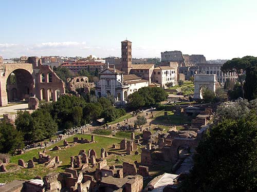 Altes Rom Forum Romanum. Viele Ruinen des Forums sind über 2000 Jahre alt.  Im Hintergrund zu sehen das Arco di Tito und das Kolosseum