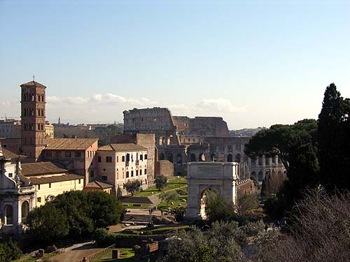 Das Kolosseum ist das größte antike Bauwerk in Rom. Ein Feuer zerstörte den Holzboden, der den Innenraum bedeckte. Heute blickt man im Kolosseum auf die einst komplexen unterirdischen Strukturen des Kolosseum in Rom