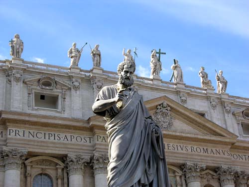Vor dem Petersdom stehen zwei übergroße Statuen von Peter und Paul. Auf dem Dachgesims stehen die Statuen von Christus, Johannes dem Täufer und elf Aposteln - es fehlt nur Petrus.