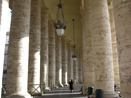 Die Piazza San Pietro wird von zweien in Form eines Halbkreises angeordneten riesigen Kolonnaden gesäumt. Die Kolonnaden bestehen aus je viel Säulenreihen mit insgesamt 284 Säulen und tragen die Standbilder von 140 Heiligen