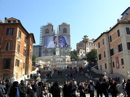 Rom die spanische Treppe auf der Piazza di Spagna. Der wundervolle Platz beherrscht das eleganteste Geschäftsviertel in Rom die weltbekannte Spanische Treppe mit der Kirche Trinita dei Monti
