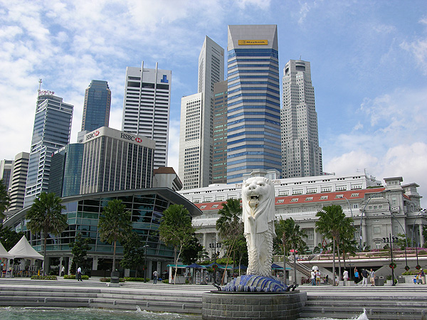 Singapur -  Merlion das Wappentier halb Fisch, halb Löwe steht am Ende des One-Fullerton-Piers