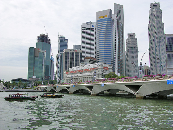 Singapur - Skyline Downtown mit Fullerton Hotel im Vordergrund
