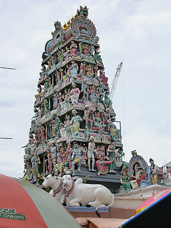 Singapur Chinatown -  Hinduheiligtum Sri Mariamman Temple, einbuntes hinduistisches Gotteshaus 