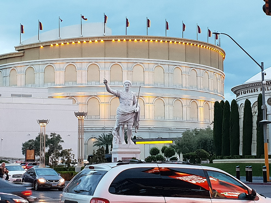 Lichter gehen auf auf dem Las Vegas Boulevard - Cesars Palace