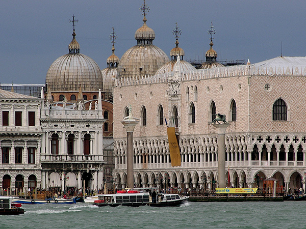 Venedig - Palazzo Ducale  und die 5 Kuppeln der Basilica di San Marco