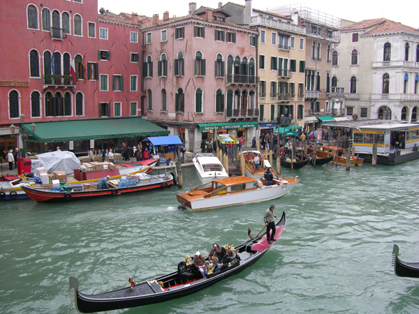 Venedig - Strassenbild  am Canal Grande