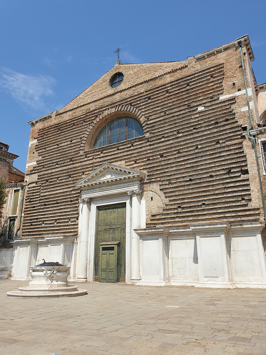 Chiesa di San Marcuola in Venedig neben der gleichnamigen Station der Vaporetto