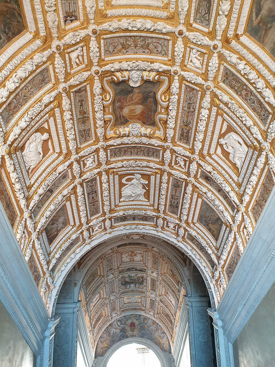 Besichtigung des Dogenpalastes (Palazzo Ducale) - Die Decken der Treppenaufgänge sind sehr prunkvoll und mit Ornamenten gestaltet.