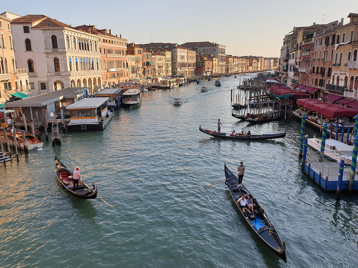 Rialto in Venedig - Blick auf den Canal Grande von der Südseite der Rialto-Brücke