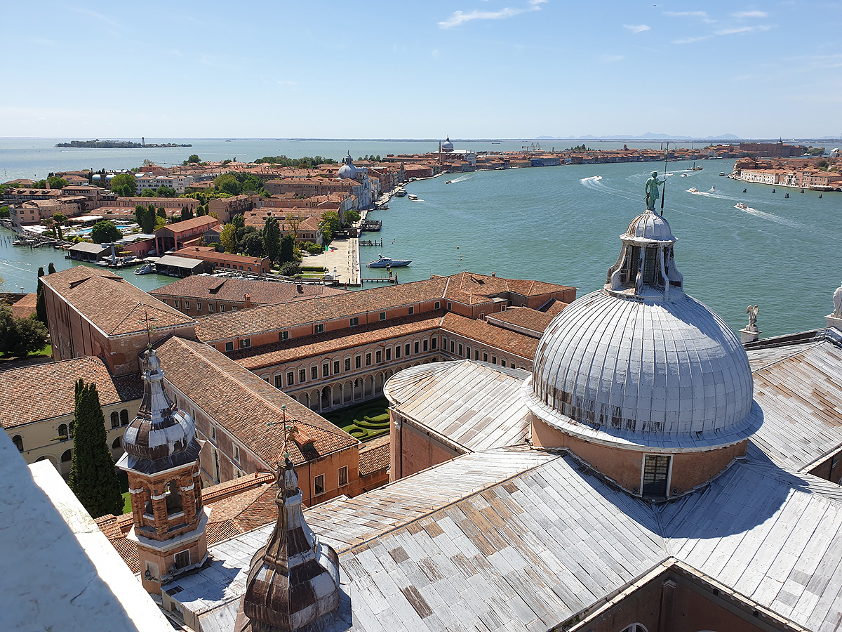 Aussicht vom Glockenturm von San Giorgio Maggiore auf das Benediktiner Kloster und die Insel Giudecca